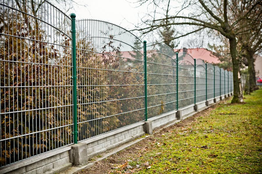 Czym zasłonić ogrodzenie panelowe?