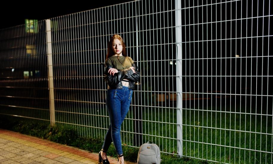 	Maty, siatki, lamele – co wybrać na osłonę ogrodzenia panelowego?